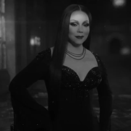 Mariah Carey inaugura oficialmente la Navidad convirtiendo a Morticia Addams en Mamá Noel