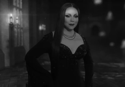 Mariah Carey inaugura oficialmente la Navidad convirtiendo a Morticia Addams en Mamá Noel